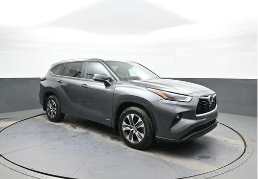 Magnetic Gray Metallic 2025 Toyota Highlander Hybrid XLE