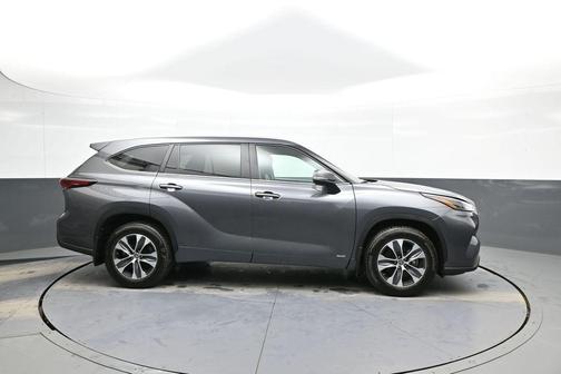 Magnetic Gray Metallic 2025 Toyota Highlander Hybrid XLE