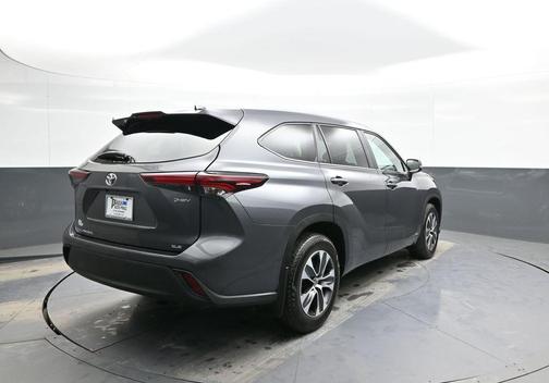 Magnetic Gray Metallic 2025 Toyota Highlander Hybrid XLE