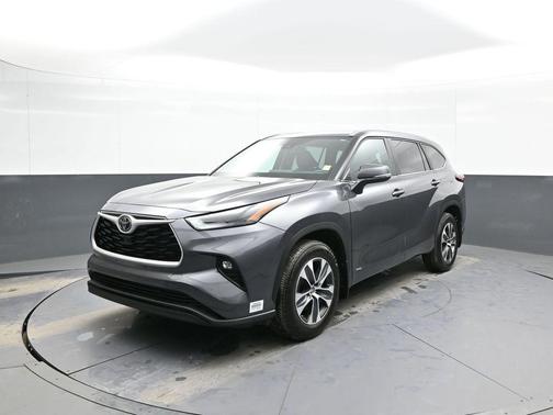 Magnetic Gray Metallic 2025 Toyota Highlander Hybrid XLE