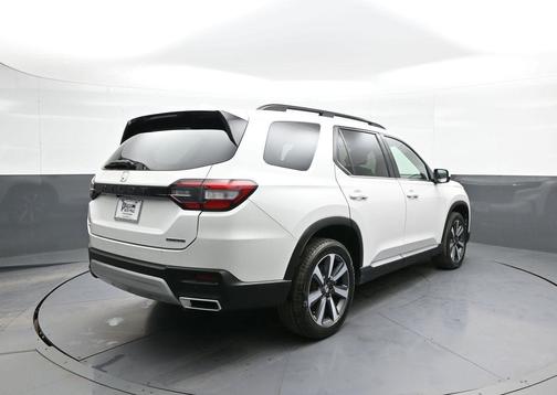 2023 Honda Pilot Touring 8-Passenger
