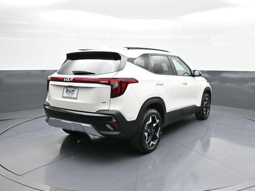 White Pearl 2026 Kia Seltos S