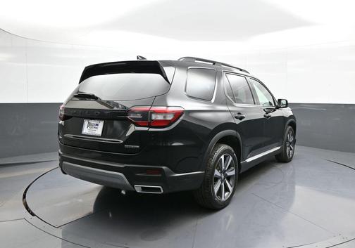 Crystal Black Pearl 2023 Honda Pilot Touring 8-Passenger