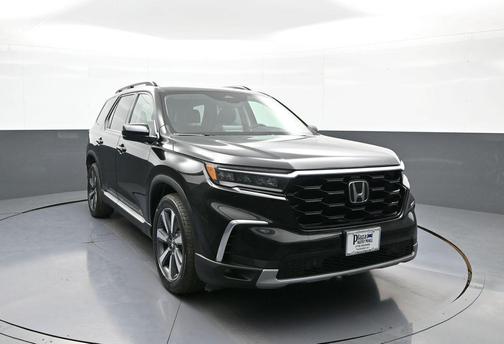 Crystal Black Pearl 2023 Honda Pilot Touring 8-Passenger