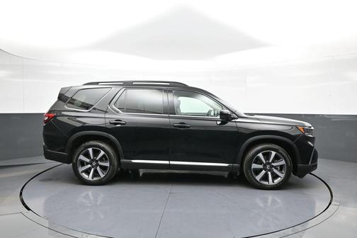 Crystal Black Pearl 2023 Honda Pilot Touring 8-Passenger