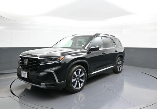 Crystal Black Pearl 2023 Honda Pilot Touring 8-Passenger