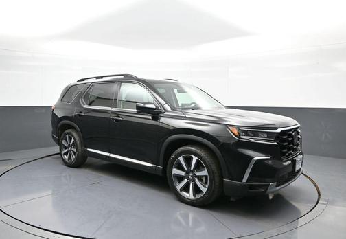 Crystal Black Pearl 2023 Honda Pilot Touring 8-Passenger