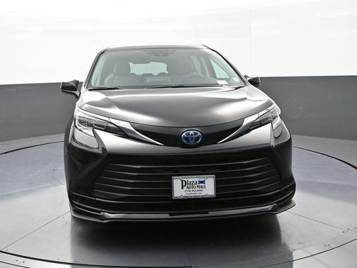 Midnight Black Metallic 2024 Toyota Sienna LE