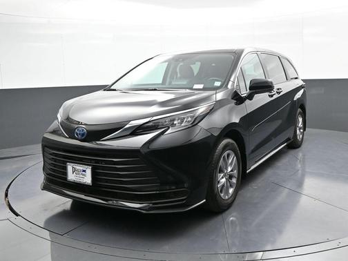 Midnight Black Metallic 2024 Toyota Sienna LE