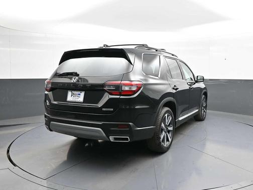 Crystal Black Pearl 2025 Honda Pilot Touring 8-Passenger