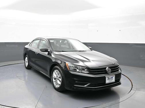 Deep Black Pearl Metallic 2018 Volkswagen Passat 2.0T S