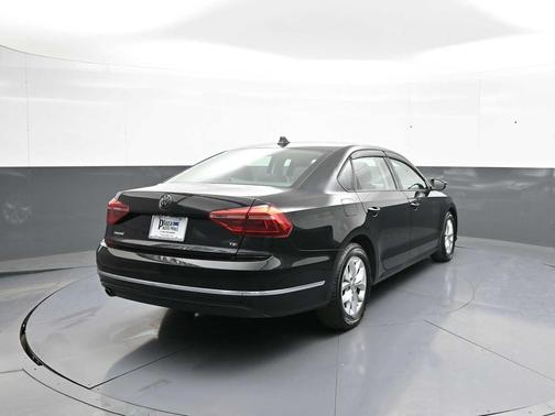 Deep Black Pearl Metallic 2018 Volkswagen Passat 2.0T S