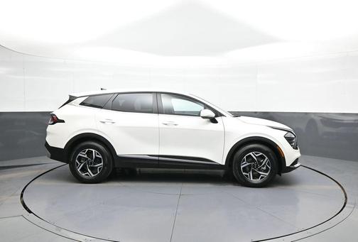 Snow White Pearl 2025 Kia Sportage LX