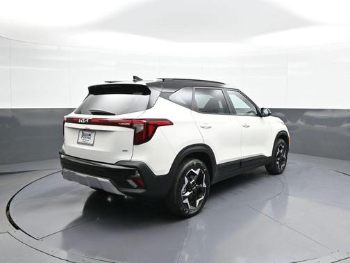 White / Black 2026 Kia Seltos S