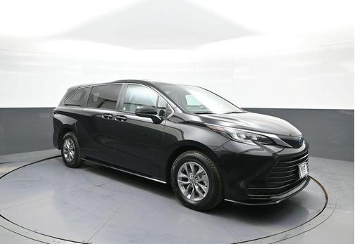 2025 Toyota Sienna LE