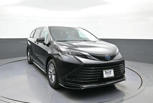 2025 Toyota Sienna LE