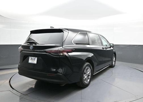 2025 Toyota Sienna LE
