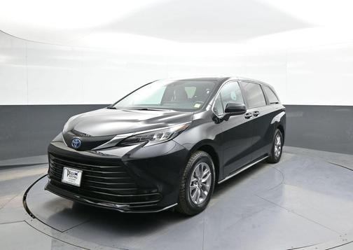 2025 Toyota Sienna LE