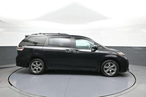 Midnight Black Metallic 2019 Toyota Sienna SE