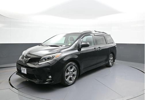 Midnight Black Metallic 2019 Toyota Sienna SE