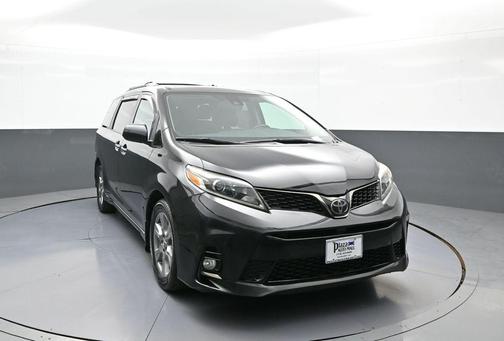 Midnight Black Metallic 2019 Toyota Sienna SE
