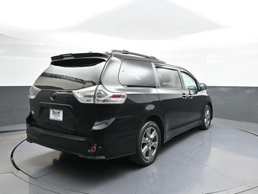 Midnight Black Metallic 2019 Toyota Sienna SE