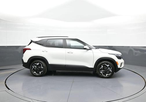 White Pearl 2026 Kia Seltos S