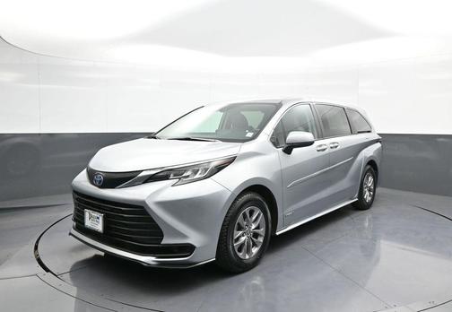 2021 Toyota Sienna LE