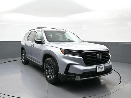 Lunar Silver Metallic 2025 Honda Pilot TrailSport