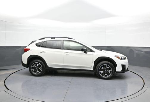 Crystal White Pearl 2019 Subaru Crosstrek 2.0i