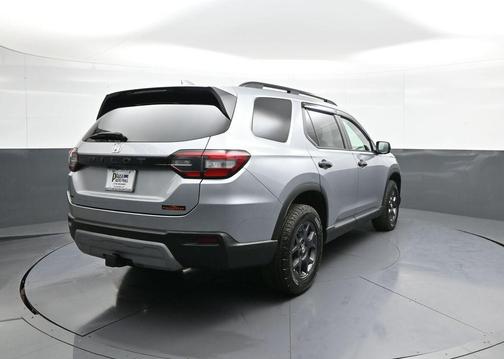 Lunar Silver Metallic 2024 Honda Pilot TrailSport