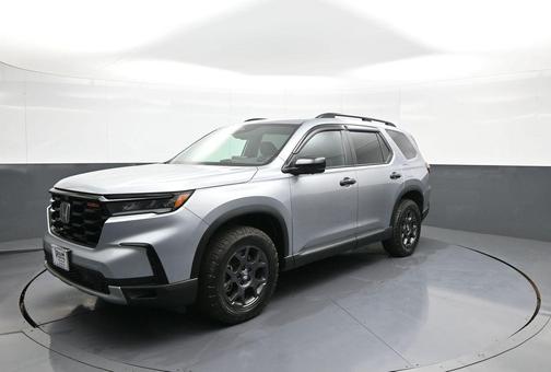 Lunar Silver Metallic 2024 Honda Pilot TrailSport