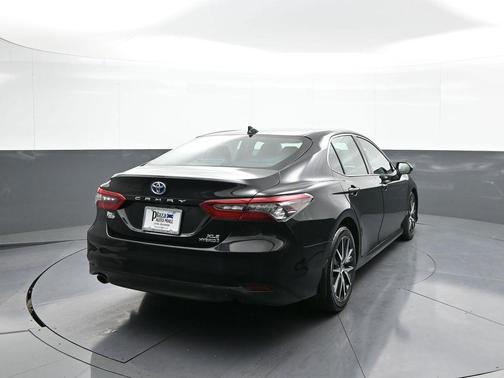 2022 Toyota Camry Hybrid XLE