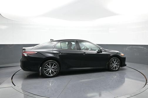 2022 Toyota Camry Hybrid XLE