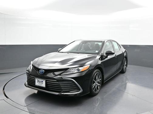 2022 Toyota Camry Hybrid XLE