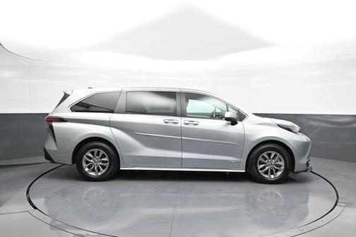 2021 Toyota Sienna LE