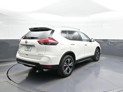 Pearl White Tricoat 2019 Nissan Rogue SV