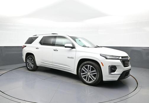 Iridescent Pearl Tricoat 2024 Chevrolet Traverse High Country