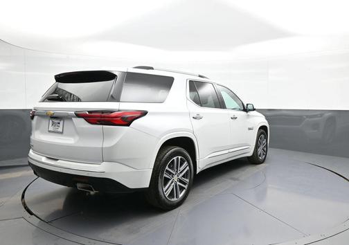 Iridescent Pearl Tricoat 2024 Chevrolet Traverse High Country