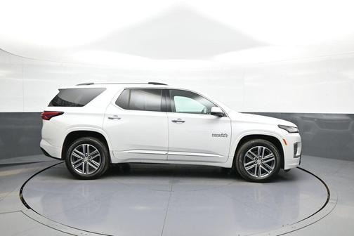 Iridescent Pearl Tricoat 2024 Chevrolet Traverse High Country