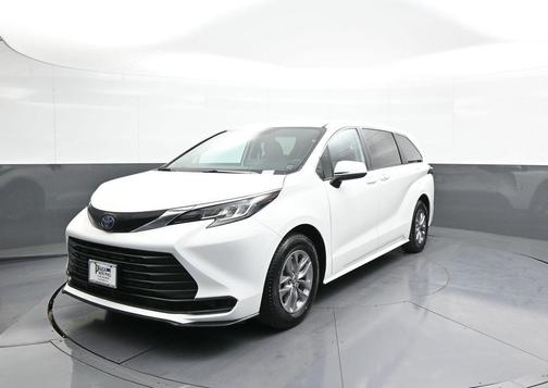 2023 Toyota Sienna LE