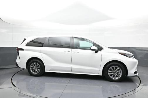 2023 Toyota Sienna LE