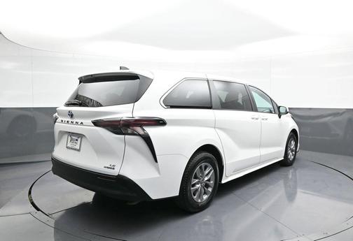 2023 Toyota Sienna LE