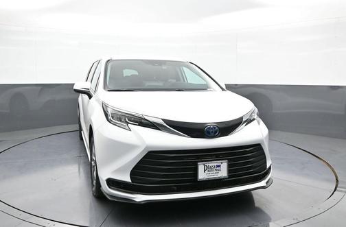 2023 Toyota Sienna LE