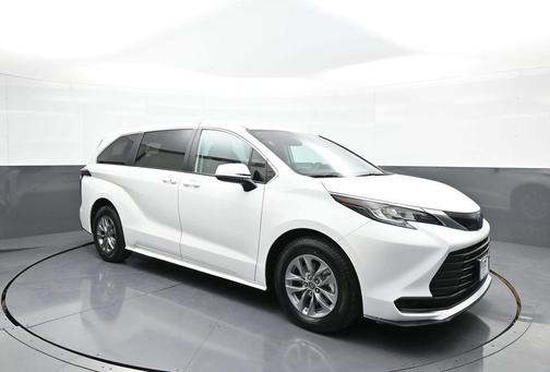 2023 Toyota Sienna LE