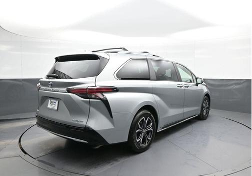 2025 Toyota Sienna Platinum