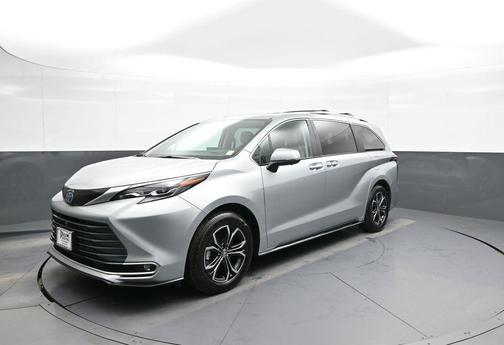 2025 Toyota Sienna Platinum