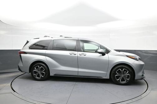 2025 Toyota Sienna Platinum