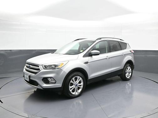 Ingot Silver Metallic 2017 Ford Escape SE