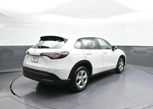 Platinum White Pearl 2024 Honda HR-V LX